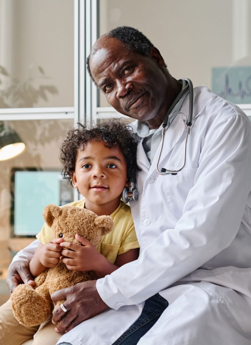 pediatrician-with-little-patient-at-hospital-6N3UQ8S-1-1.jpg